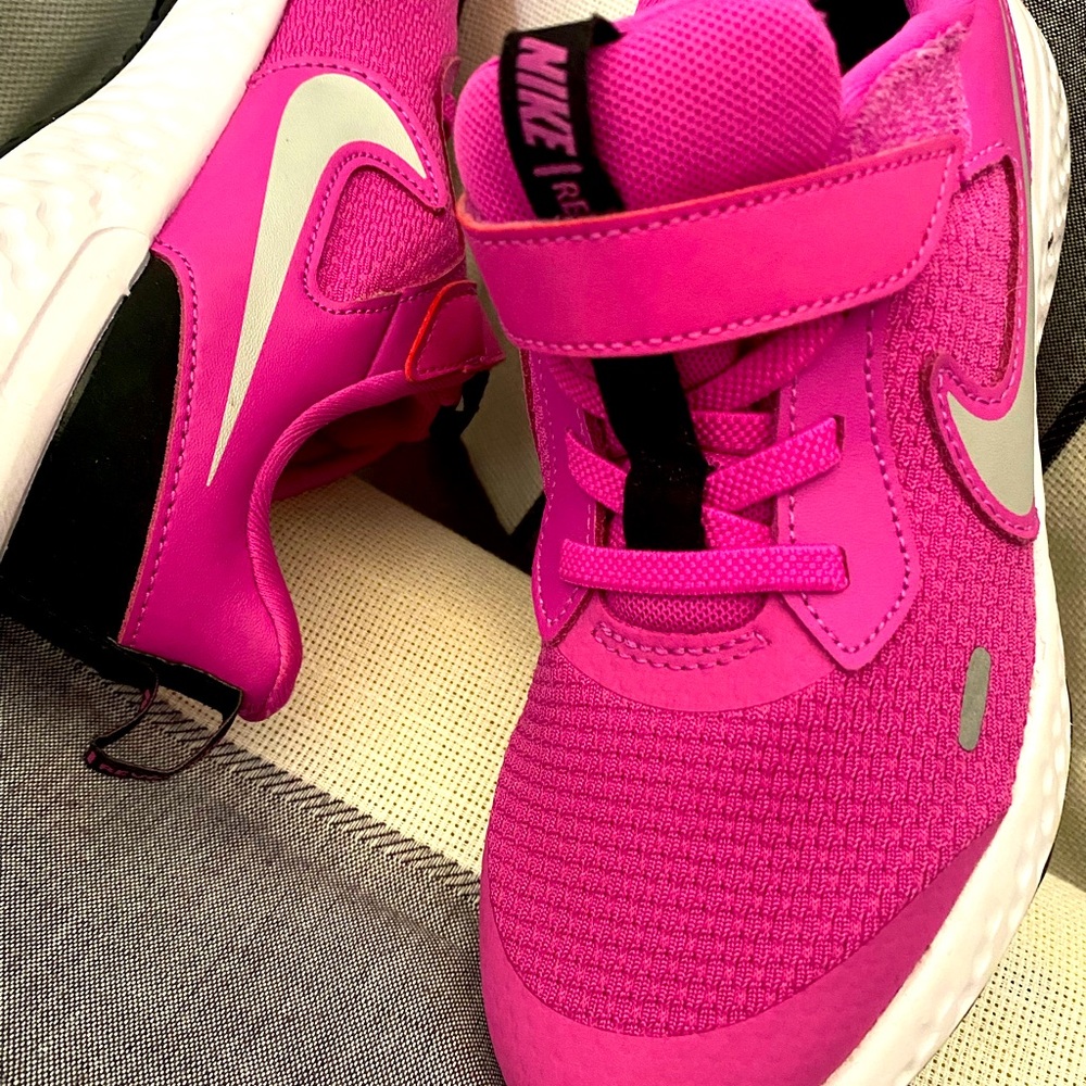 Nike girls sz 1 y pink and black brand new never worn